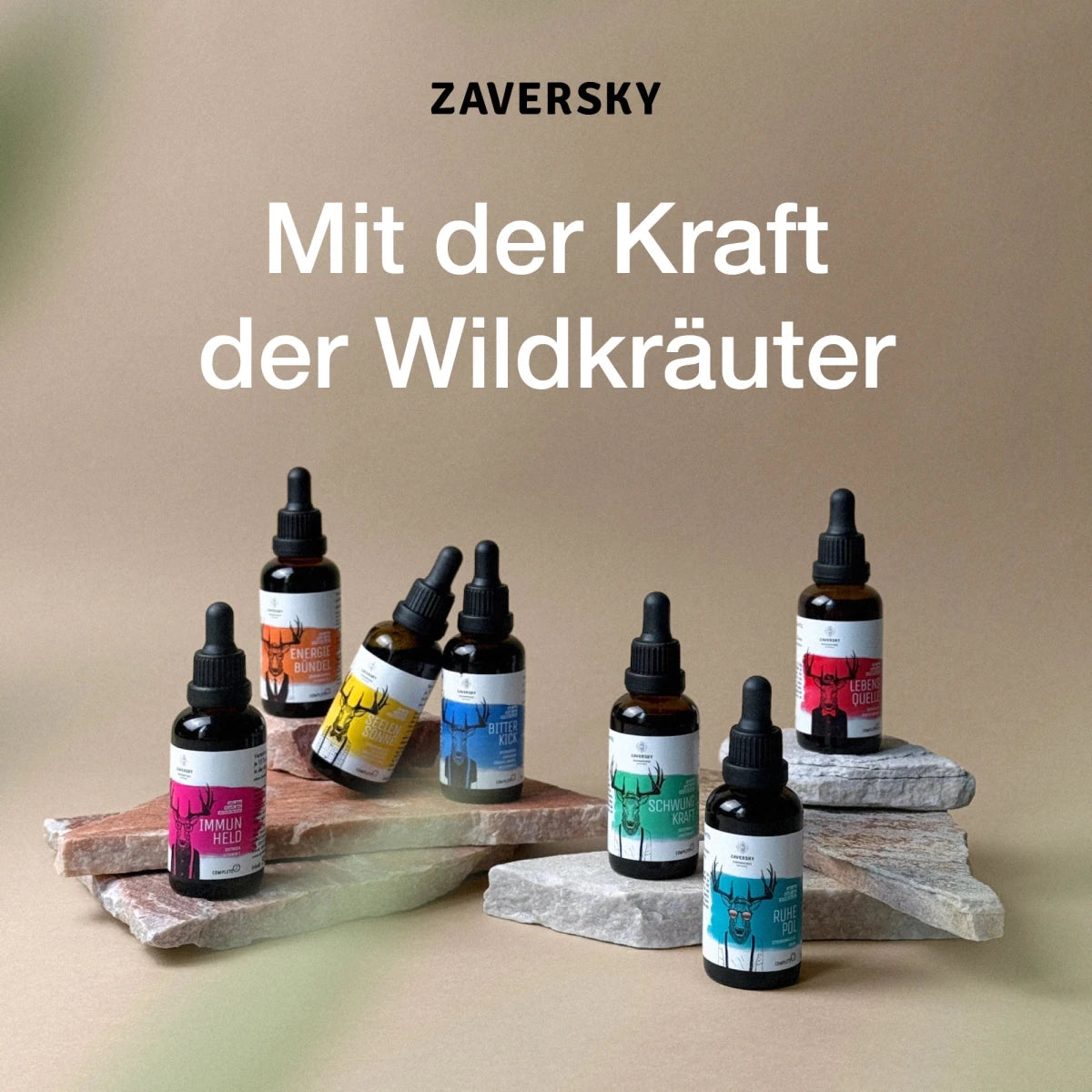 Sieben Zaversky Tropfenflaschen aus Braunglas mit bunten Etiketten auf Steinplatten, Schriftzug „Mit der Kraft der Wildkräuter"